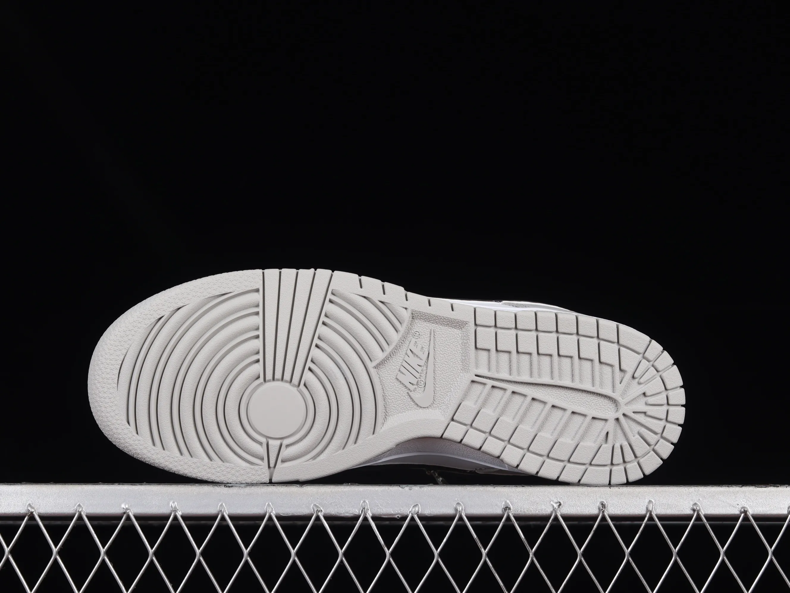 All Categories Nk SB Dunk Series Nk SB Dunk Low Low-top sneakers F version Nk Dunk SB Low Gray white and black scratch-off SB low-top sports and leisure sneakers DR9654-001